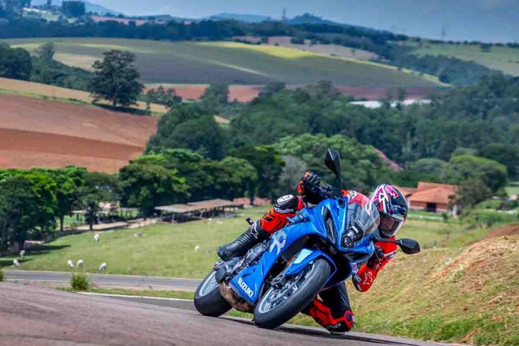 imagem do piloto em curva com a nova suzuki gsx-8r