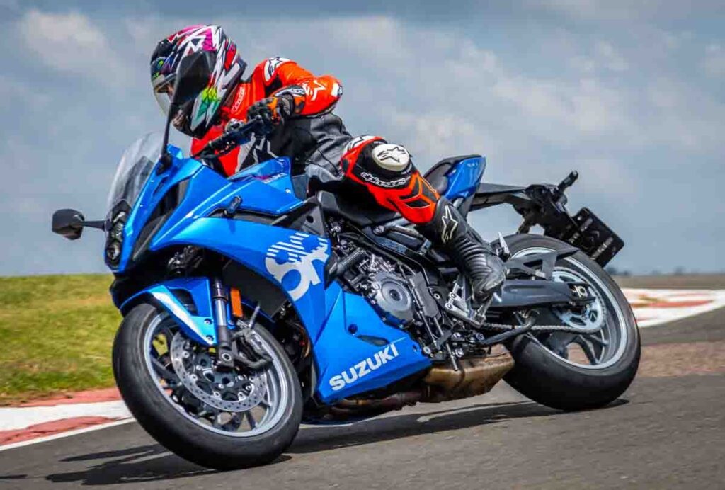 imagem do piloto em curva com a nova suzuki gsx-8r