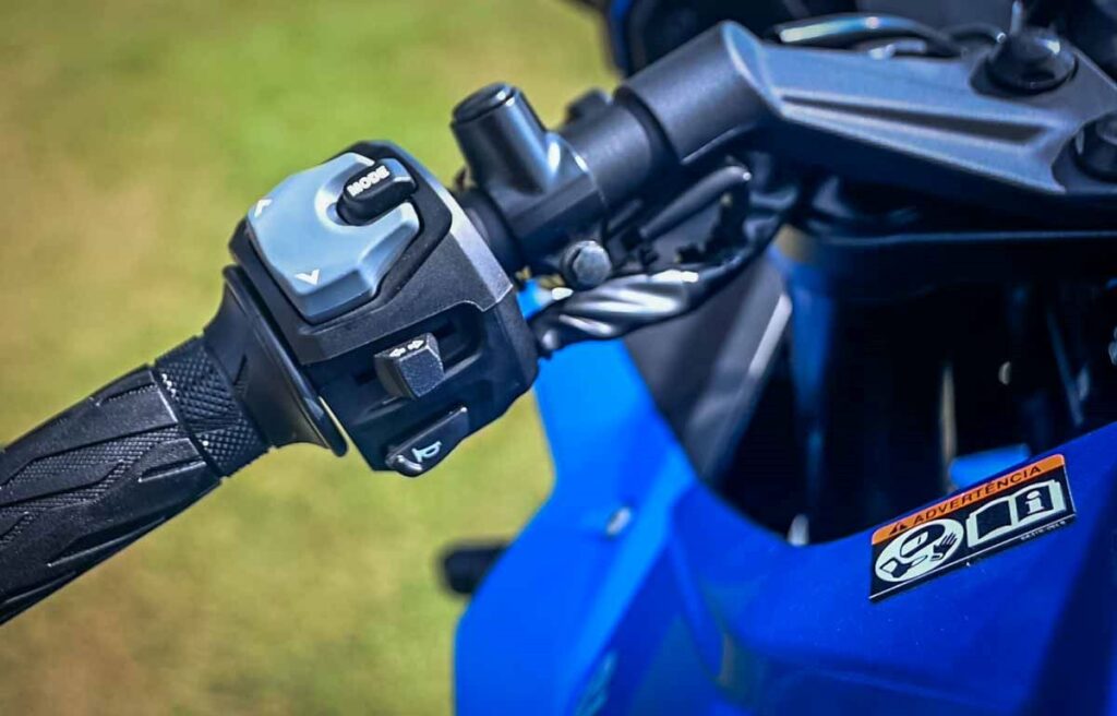 imagem do punho esquerdo da nova suzuki gsx-8r