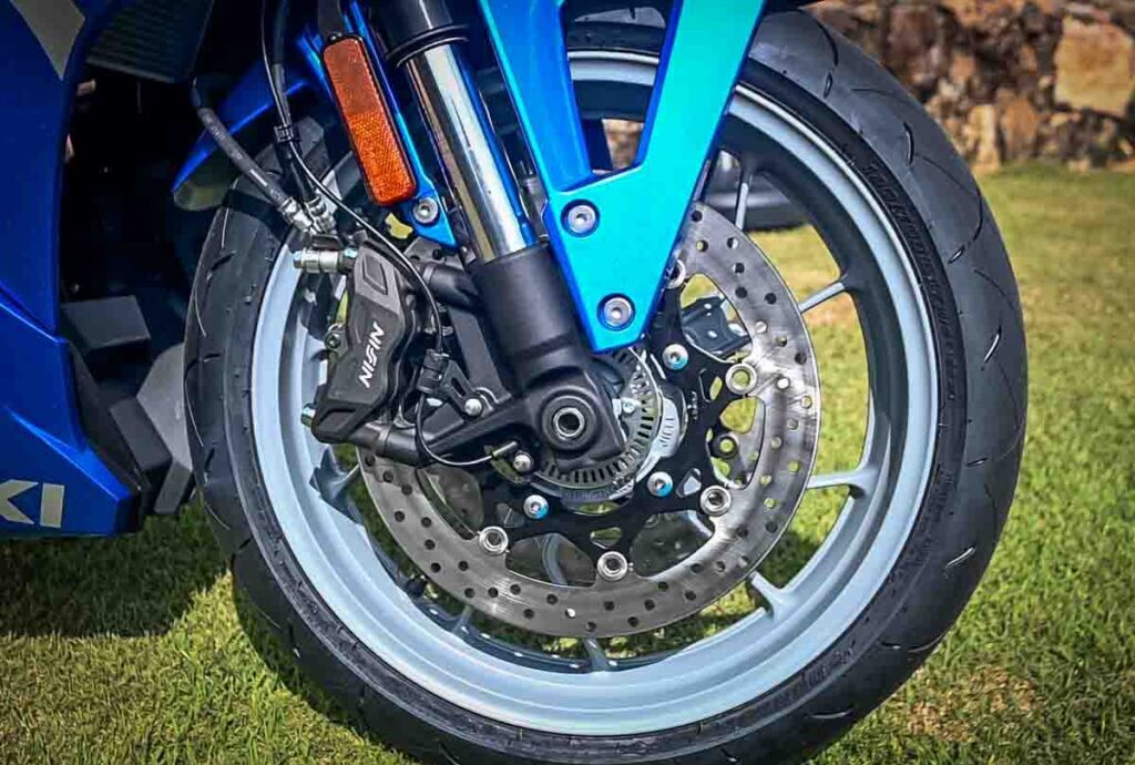 imagem da roda dianteira da nova suzuki gsx-8r