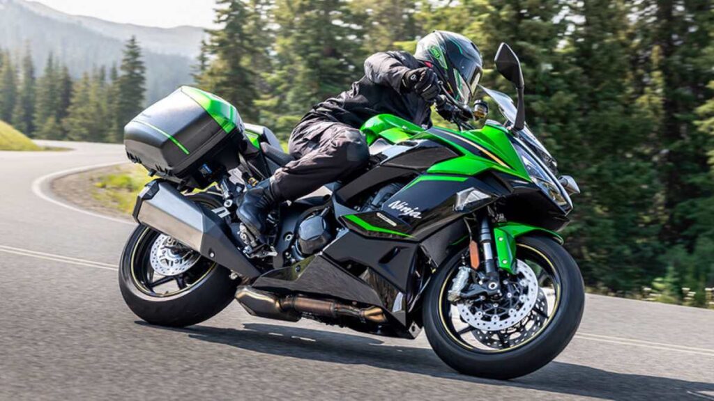 imagem do piloto em ação com a kawasaki ninja 1100sx