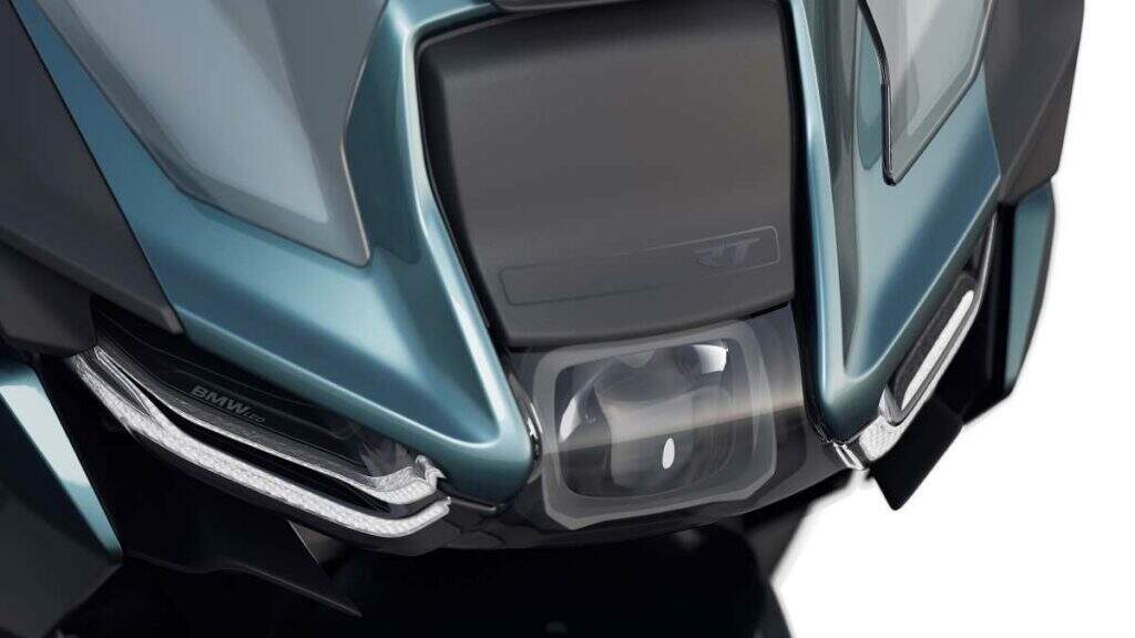 imagem frontal do farol led e do radar da nova BMW R 1300 RT 2025 Triple Black