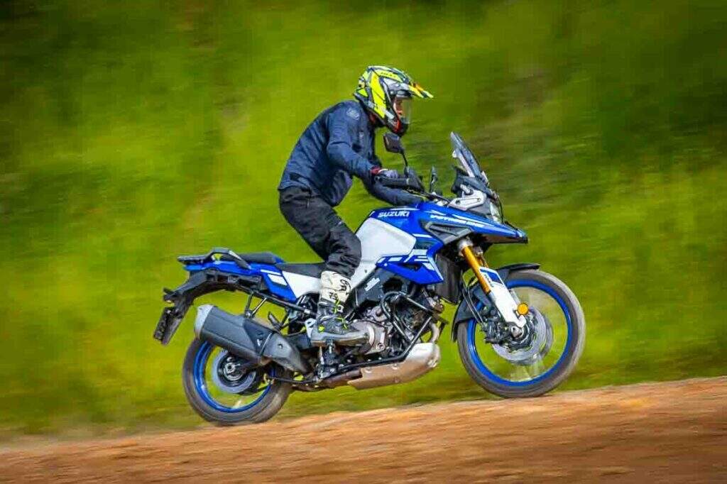imagem do piloto na estrada de terra com a Suzuki V-Strom 1050 XT 2025