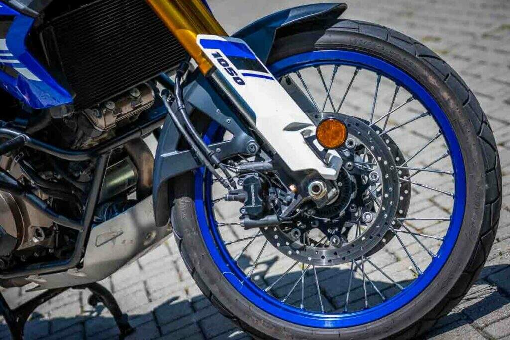 imagem da suspensão dianteira da Suzuki V-Strom 1050 XT 2025