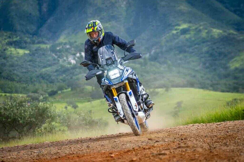 imagem frontal do piloto com a Suzuki V-Strom 1050 XT 2025