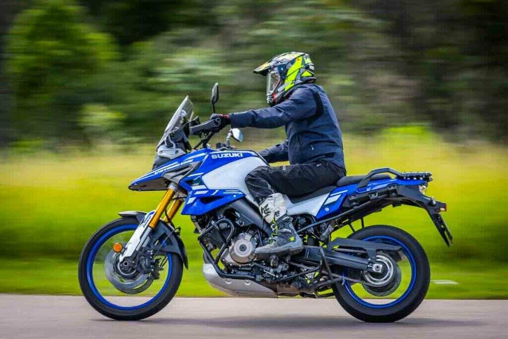 imagem lateral do piloto com a Suzuki V-Strom 1050 XT 2025