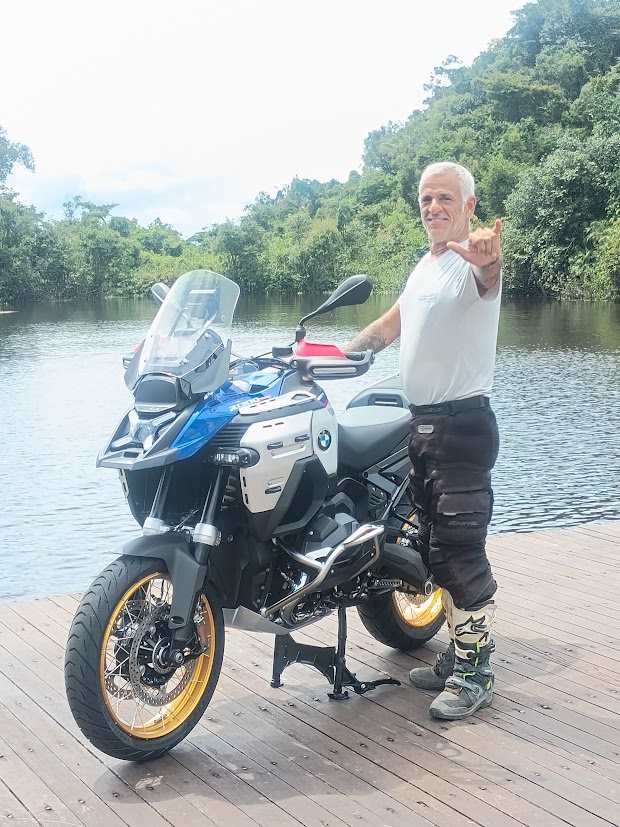 imagem piloto alexandre nogueira com a bmw r 1300 gs adventure 2025 no hotel flutuante uiara em manaus