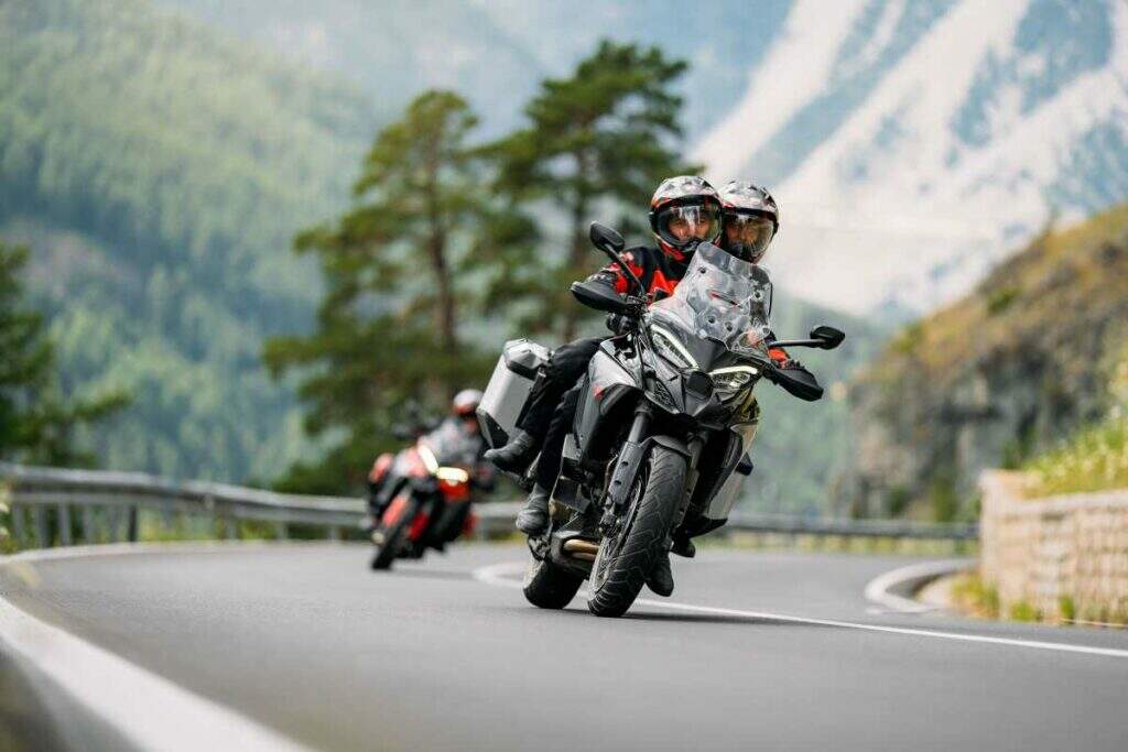 ducati multistrada v4s em ação em curva