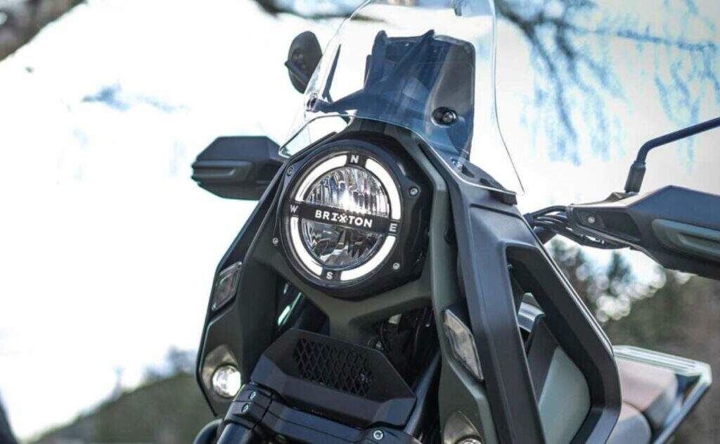 imagem do farol em led da nova Brixton Storr 500