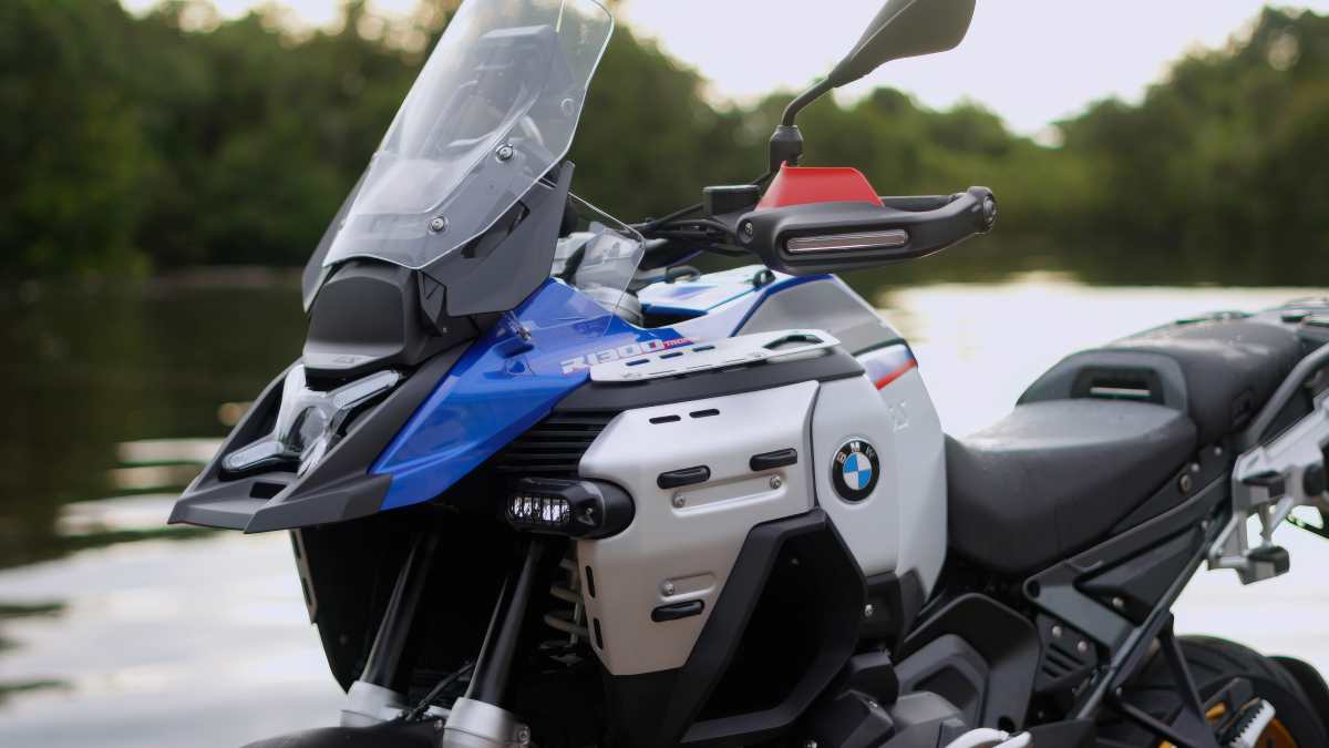 imagem da bmw r 1300 gs adventure no hotel uiara em manaus
