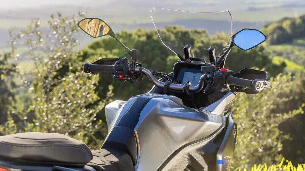 imagem do cockpit da yamaha tracer 7 2025