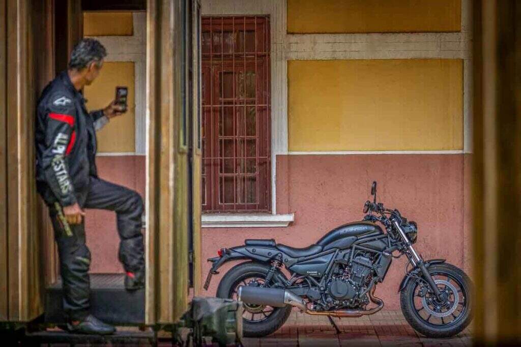 imagem lateral Kawasaki Eliminator 500 2025 com piloto