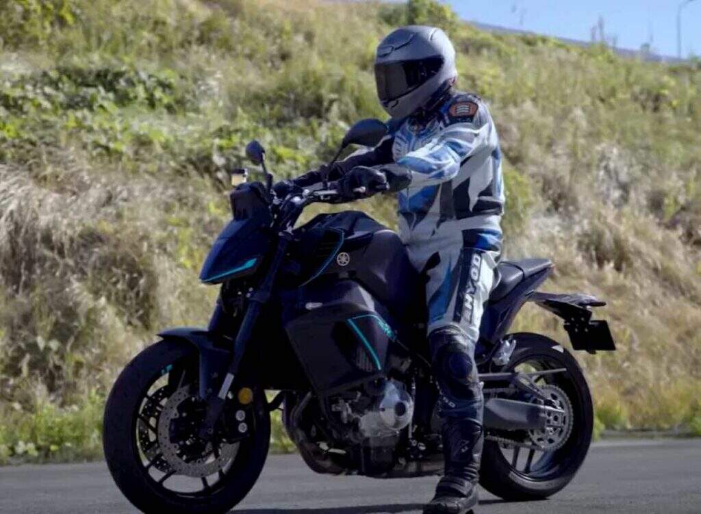 imagem da Yamaha MT-09 Hybrid com piloto