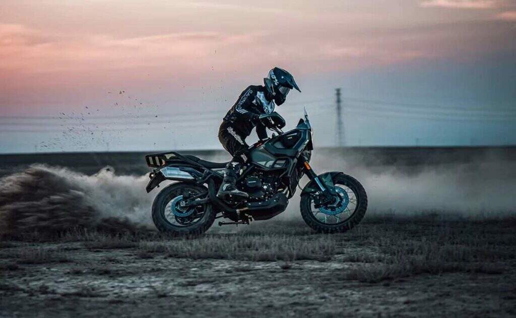 imagem do piloto em ação na terra com a Brixton Storr 500