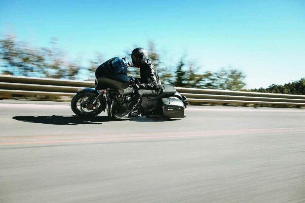 imagem piloto em ação com a indian roadmaster powerplus 2025
