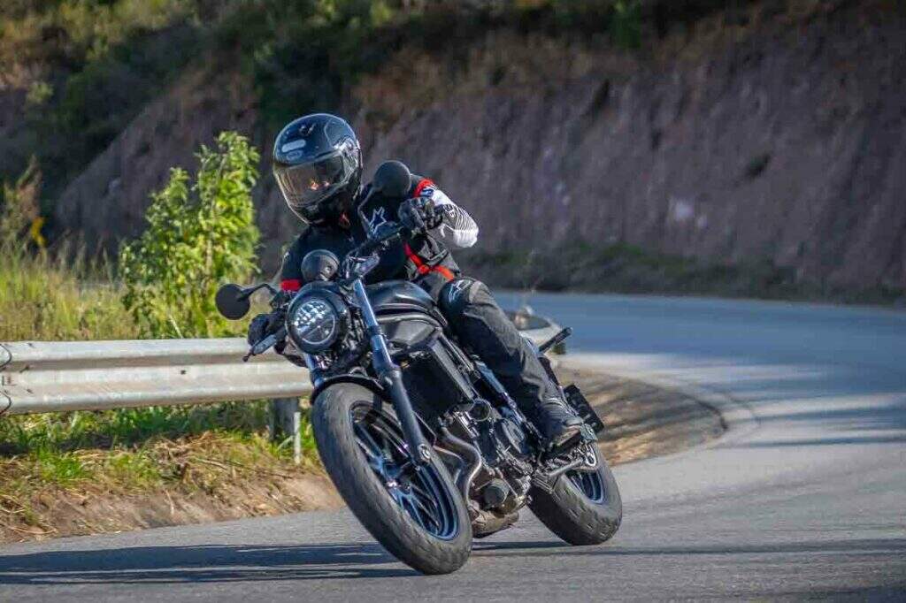 imagem piloto em ação com a Kawasaki Eliminator 500 2025