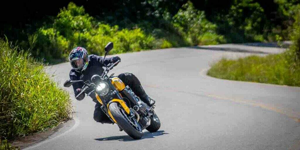 imagem do piloto em ação com a nova Triumph Trident 660 2025