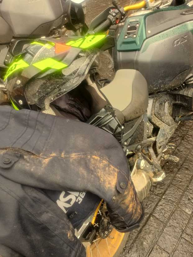 imagem roupa do piloto na expedição manaus com a bmw r 1300 gs adventure 2025