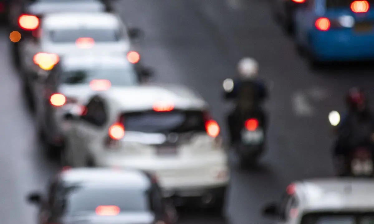 trânsito-moto-carros-freepik