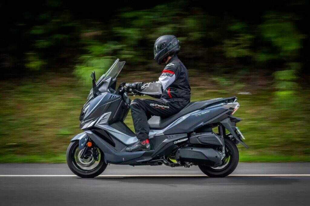 imagem lateral dafra cruisym 300