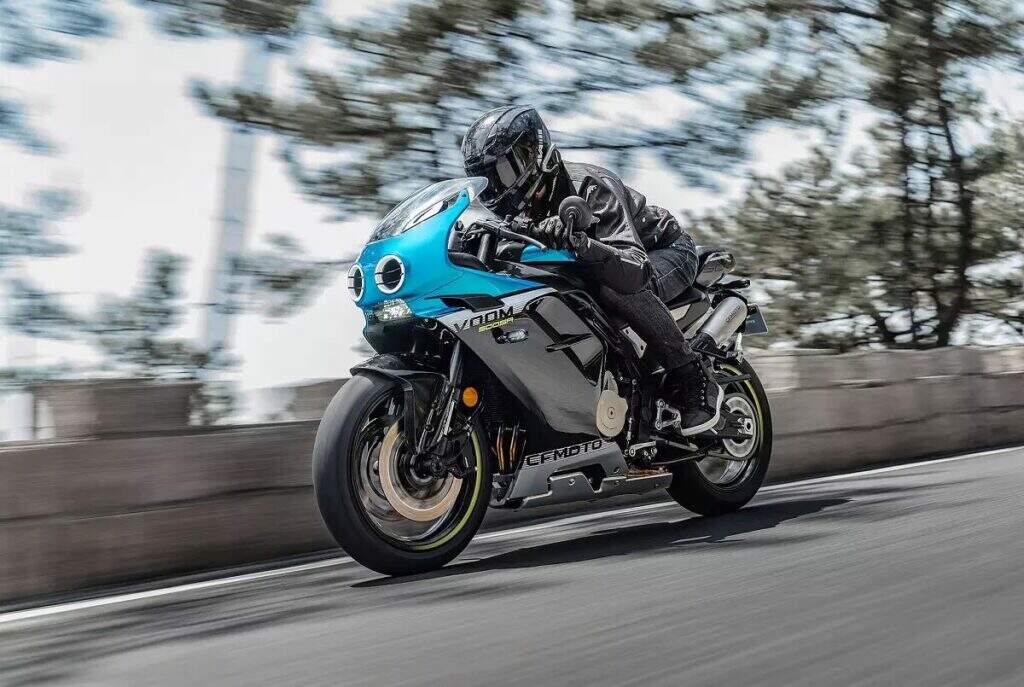 imagem piloto em ação com a cfmoto500sr voom