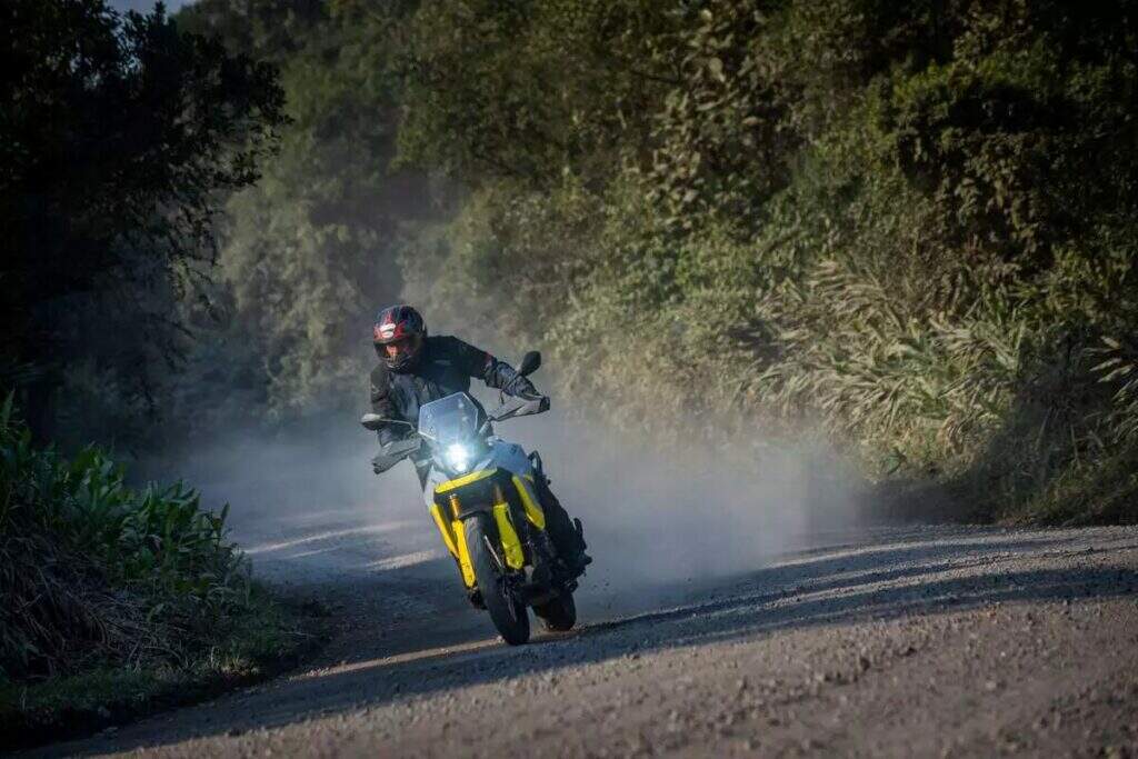 imagem suzuki v-strom 800de na terra