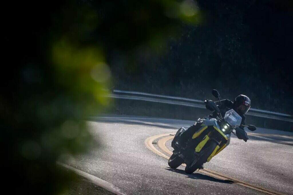 imagem da suzuki v-strom 800de no asfalto