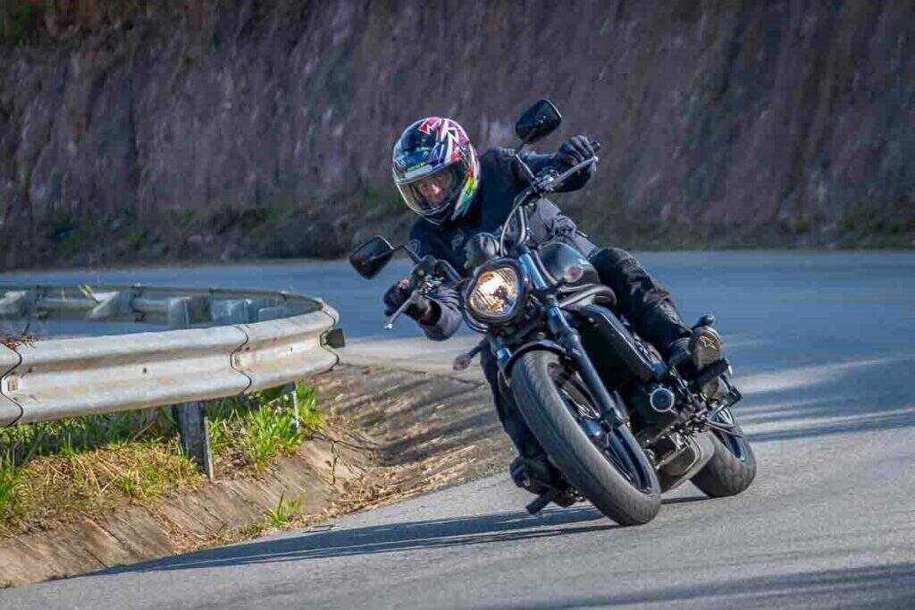 imagem piloto em aão com a Kawasaki Vulcan S 650