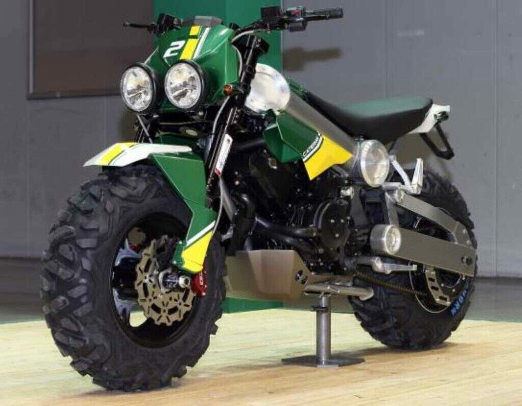 imagem frontal Caterham Brutus 750