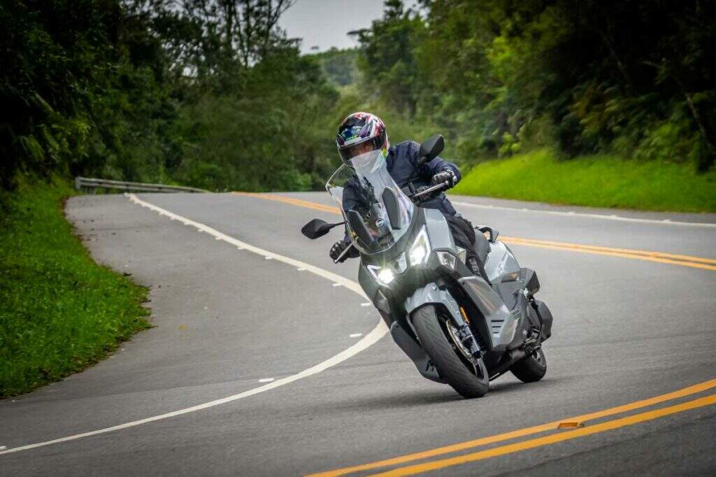 imagem piloto em curva dafra joyride 300 2025