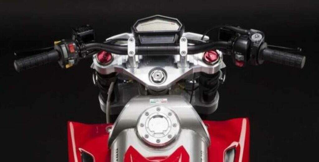 imagem painel Caterham Brutus 750