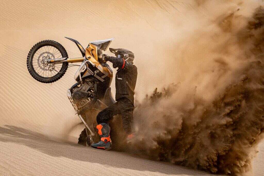 imagem piloto em ação no dakar com a Kove 800X Rally