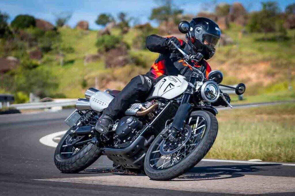 imagem piloto em ação com a Triumph Scrambler 1200 X 2025