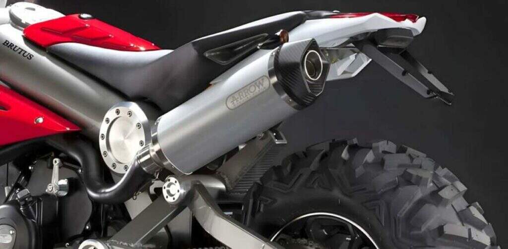 imagem traseira Caterham Brutus 750
