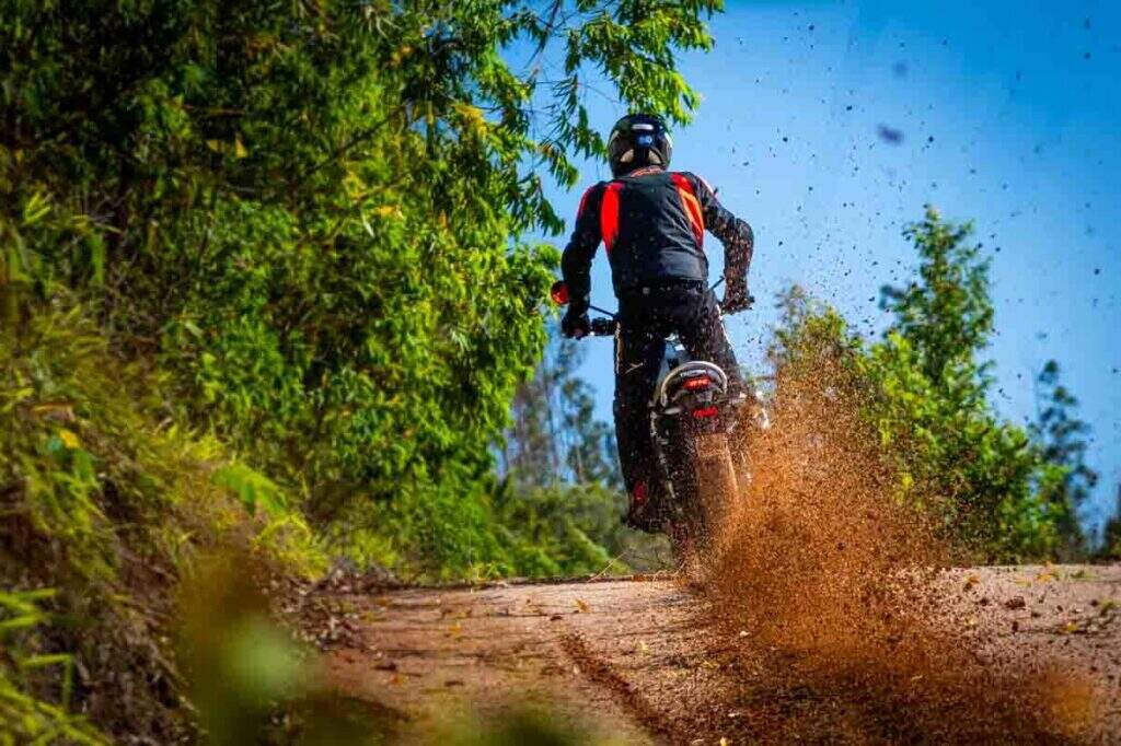 imagem piloto em ação Triumph Scrambler 1200 X 2025