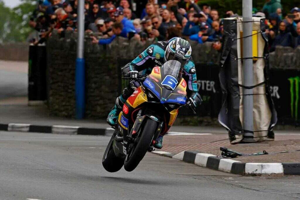 imagem michael dunlop no tt da ilha de man 2025 com a ducati panigale V2