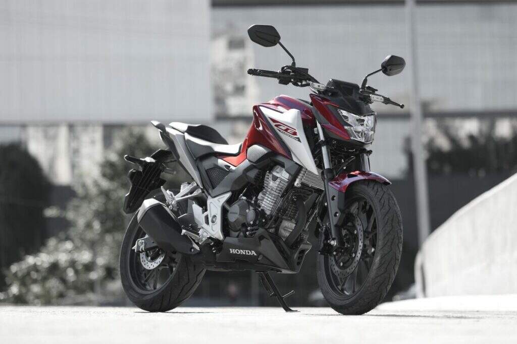Honda CB 300F Twister 2026 veremelha