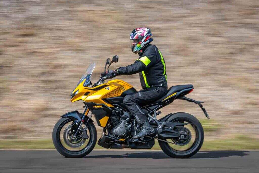 imagem piloto em ação com a Triumph Tiger Sport 800
