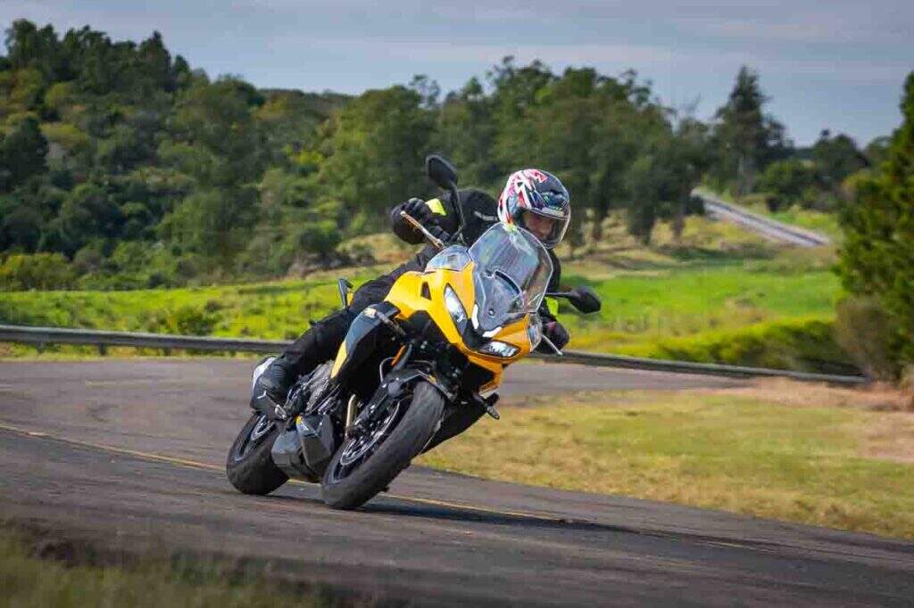 piloto em curva radical com a Triumph Tiger Sport 800