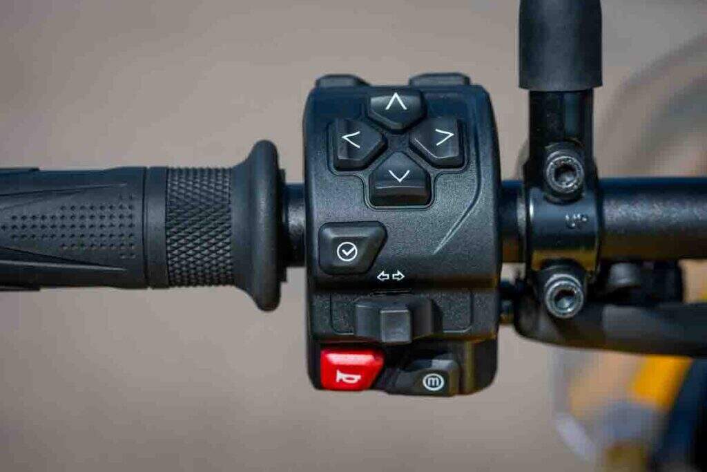 imagem dos controles eletrônicos da Triumph Tiger Sport 800