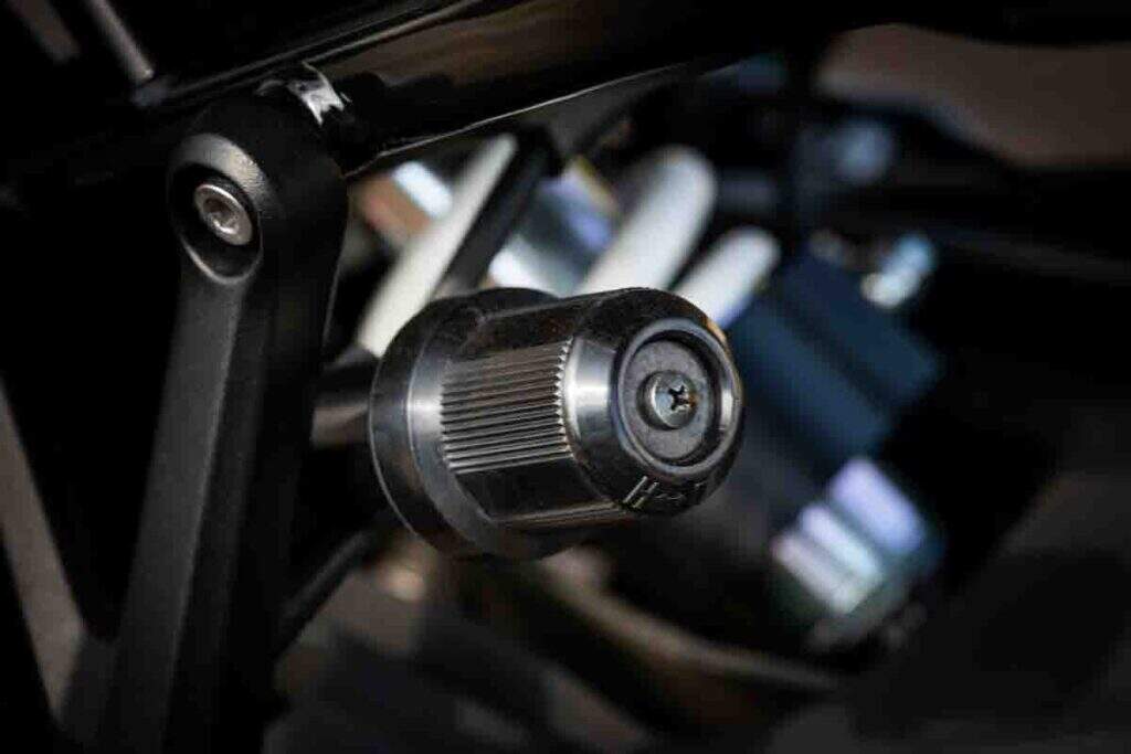 imagem da regulagem do monoamortecedor traseiro da Triumph