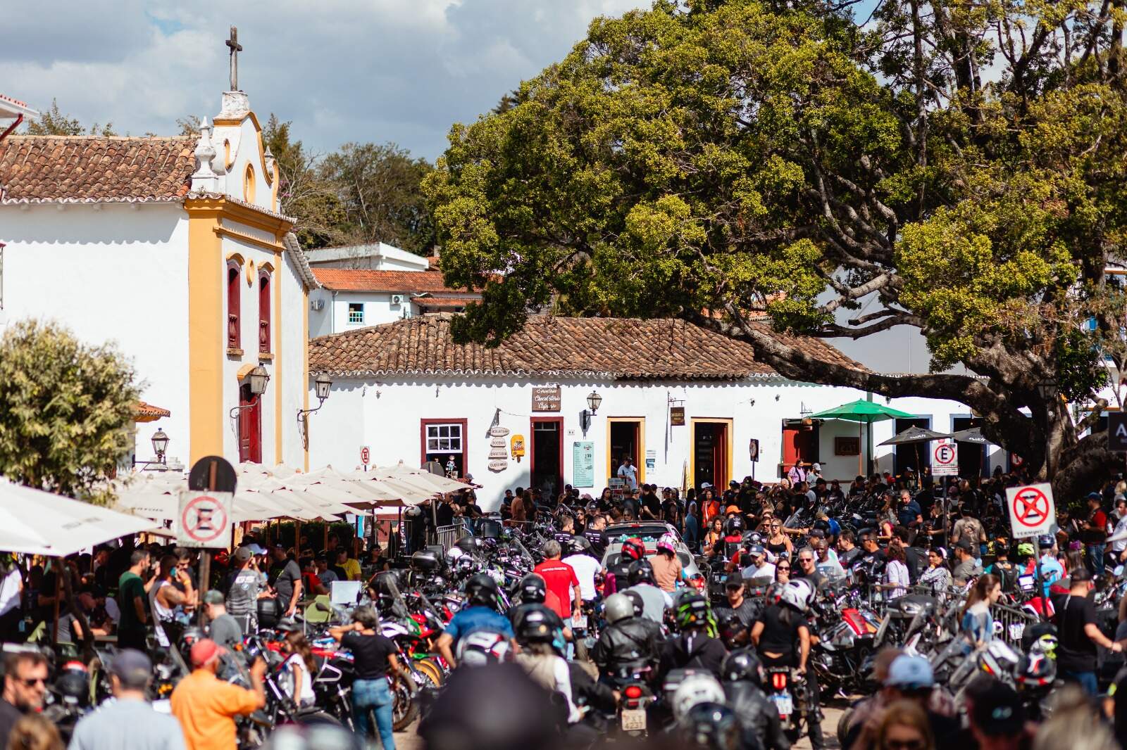 Sim à Motocicleta: motociclistas confraternizam em Tiradentes (MG)