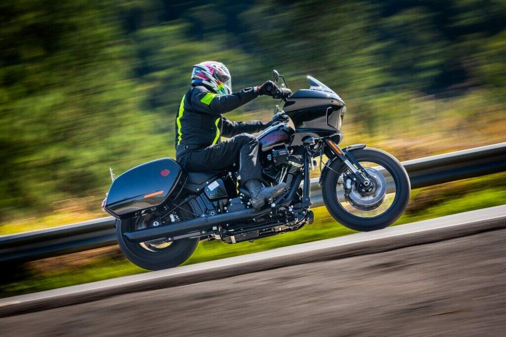 imagem piloto em ação com a Harley-Davidson Low Rider ST 2025