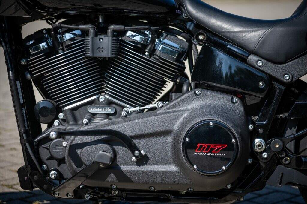 imagem esquerda do motor Harley-Davidson Low Rider ST 2025