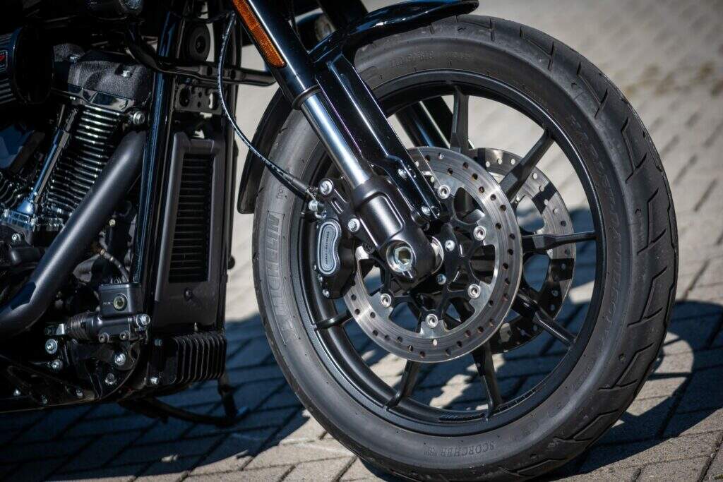 imagem roda dianteira da Harley-Davidson Low Rider ST 2025