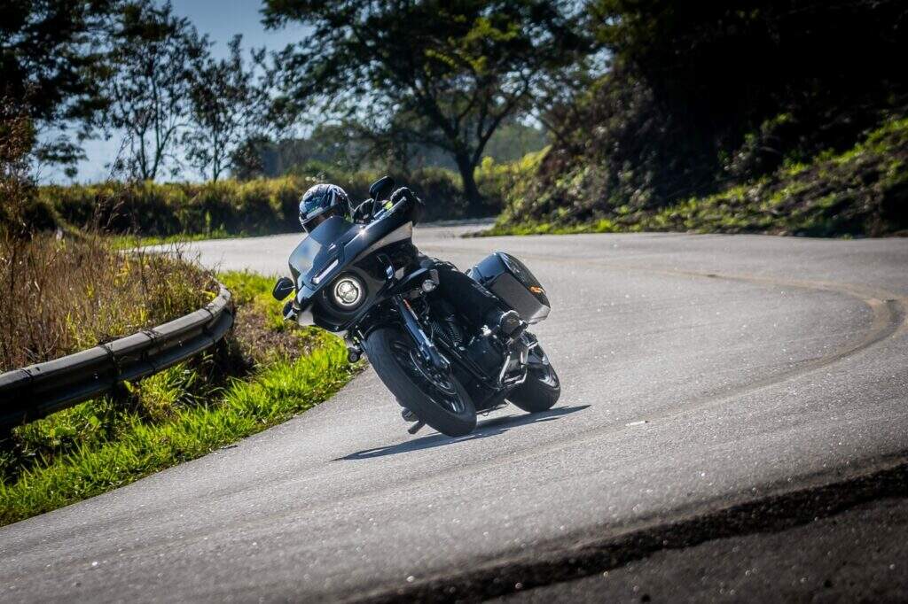 imagem piloto em curva com a Harley-Davidson Low Rider ST 2025
