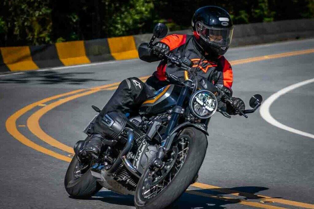 imagem piloto em curva com a BMW R 12 Option 719