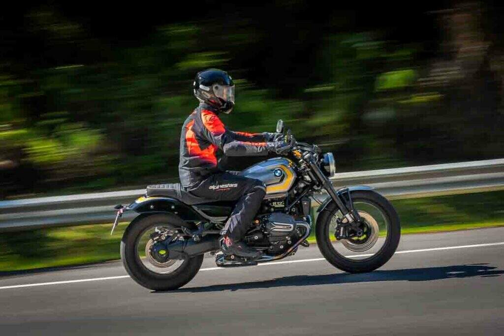 imagem piloto em ação com a BMW R 12 Option 719