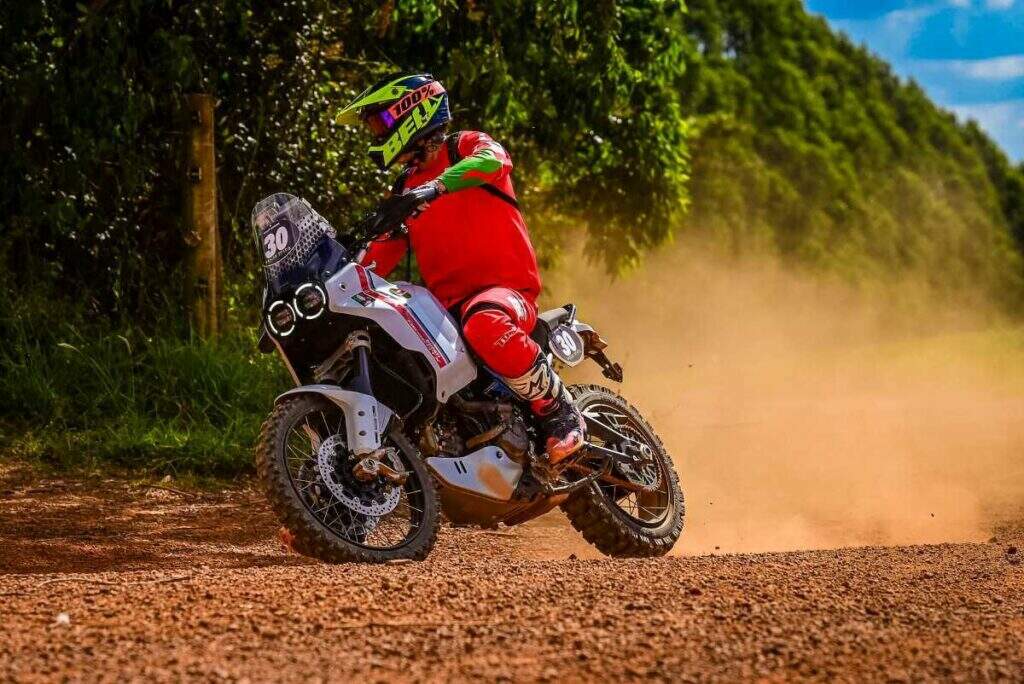 imagem piloto em ação com a ducati desertx no rally dos sertões 2025 com a equipe Ducati Ride Off Team