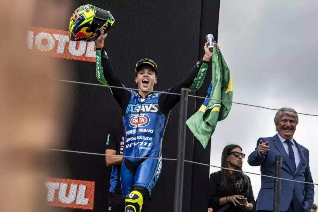 imagem piloto brasileiro diogo moreira no podio em mugello 2025 